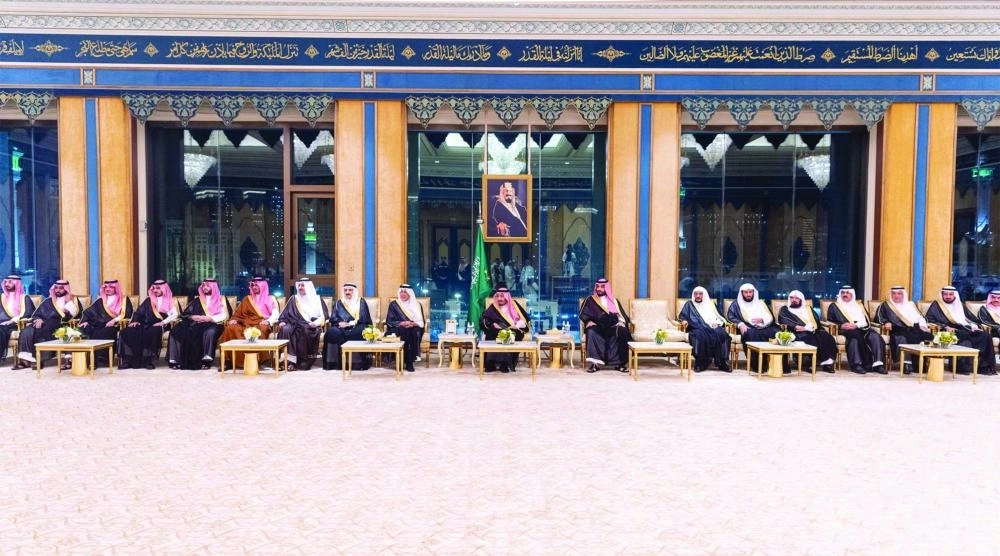 






الملك سلمان خلال تدشينه برنامج خدمة ضيوف الرحمن في قصر الصفا بمكة المكرمة أمس الأول                                                                                                                         (واس)