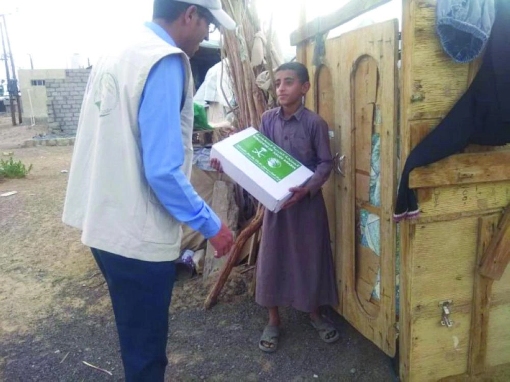 تمور سعودية للنازحين في الضالع (واس)