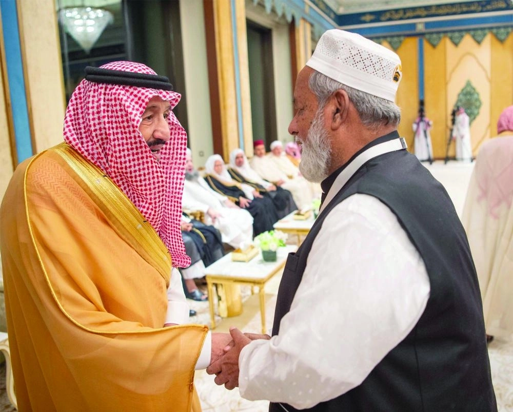 






خادم الحرمين لدى استقباله العلماء المشاركين في المؤتمر الدولي في قصر الصفا بمكة المكرمة