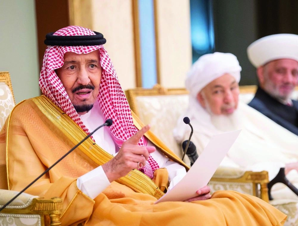 الملك سلمان خلال مخاطبته العلماء المشاركين في المؤتمر (واس) 