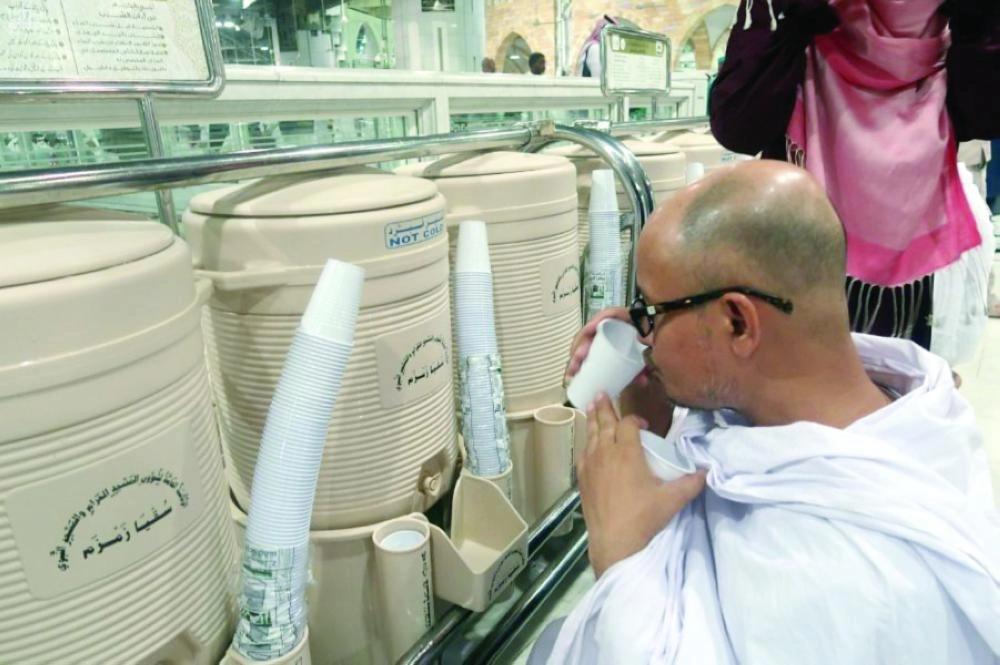 






معتمر يشرب من ماء زمزم في المسجد الحرام                                                   (مكة)