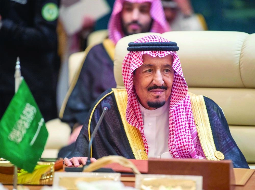 






خادم الحرمين خلال القمة أمس