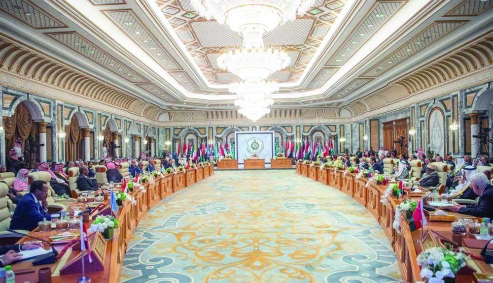 






خادم الحرمين مترئسا القمة العربية الطارئة بقصر الصفا في مكة أمس                                                                                                                                               (واس)