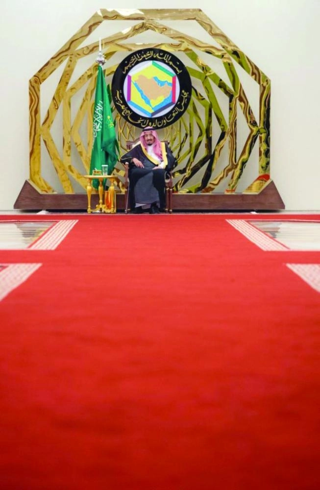 






الملك سلمان متوسطا قادة مجلس التعاون الخليجي قبيل انعقاد القمة الطارئة في قصر الصفا بمكة المكرمة                                               (واس)