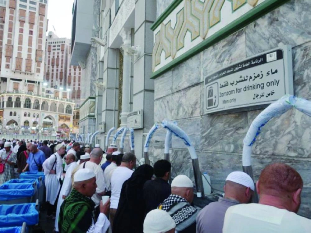 معتمرون وزوار يتناولون ماء زمزم بالمسجد الحرام (مكة)