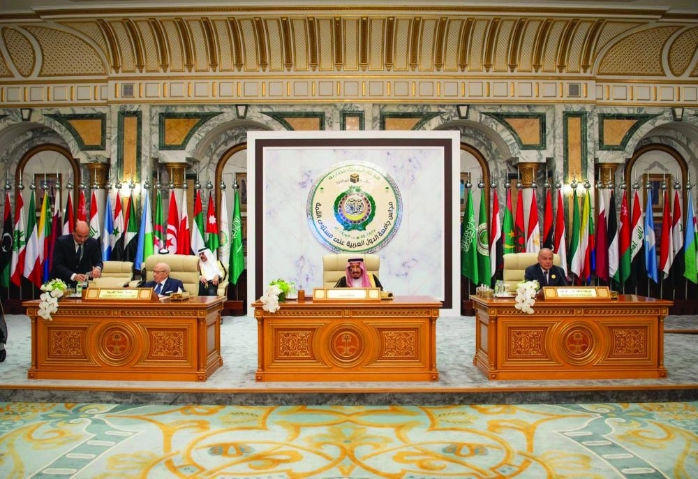 






الملك سلمان لدى ترؤسه القمة العربية الطارئة                                                                          (واس)