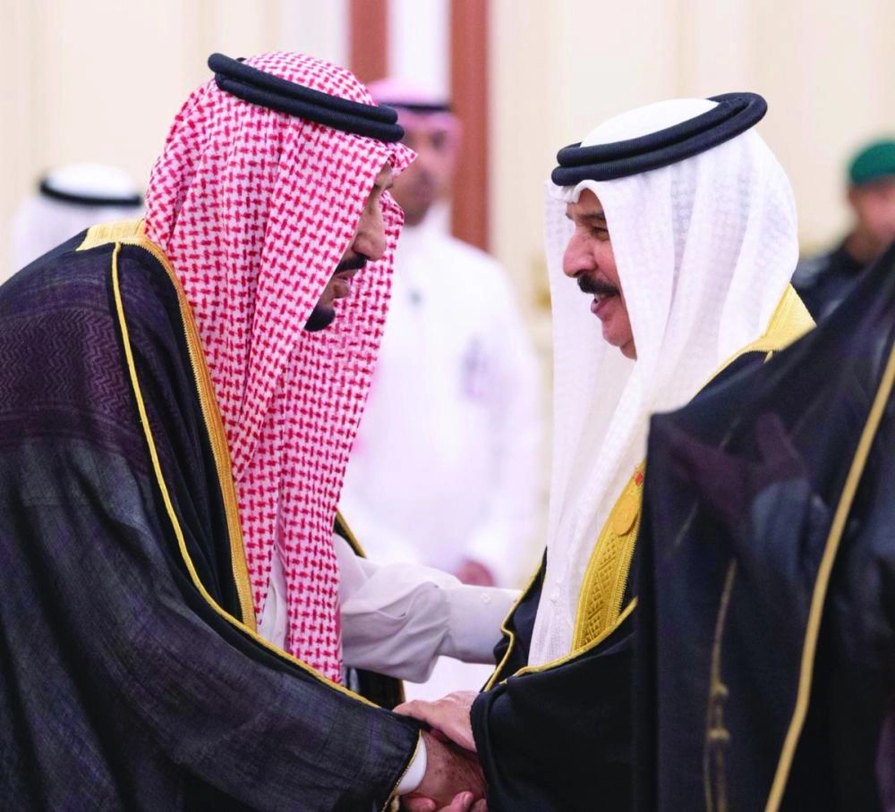 الملك سلمان والأمير محمد بن سلمان خلال استقبال الوفود