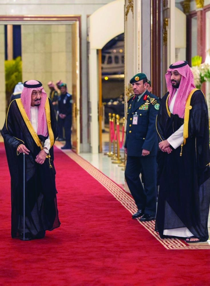 الملك سلمان والأمير محمد بن سلمان خلال استقبال الوفود