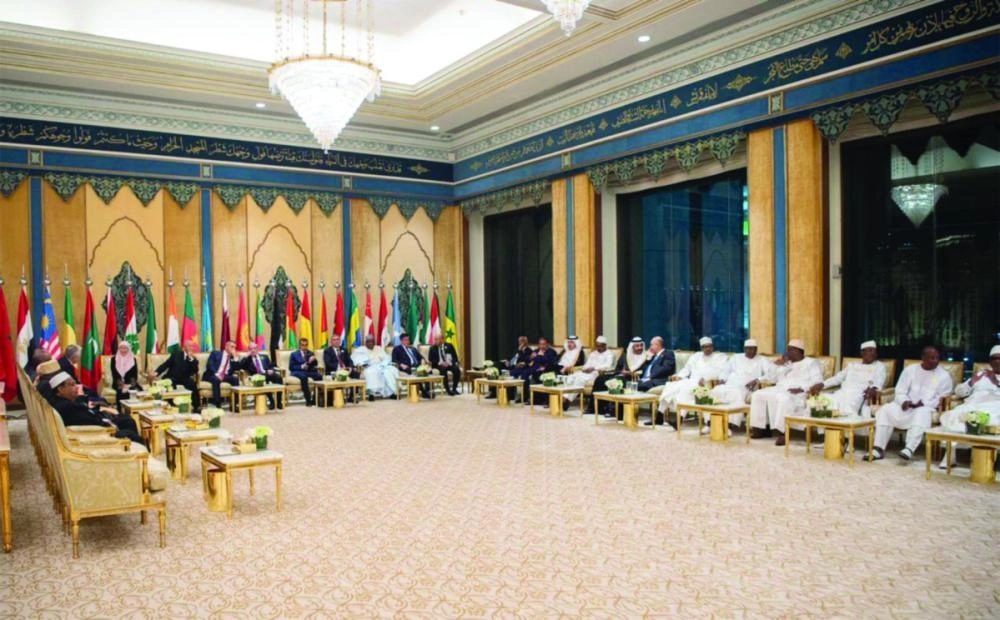 الملك سلمان والأمير محمد بن سلمان خلال استقبال الوفود