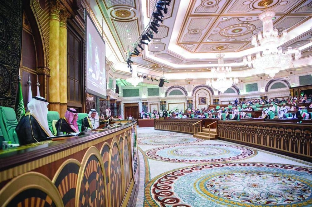 خادم الحرمين الشريفين خلال ترؤسه القمة الإسلامية في قصر الصفا بمكة (واس)