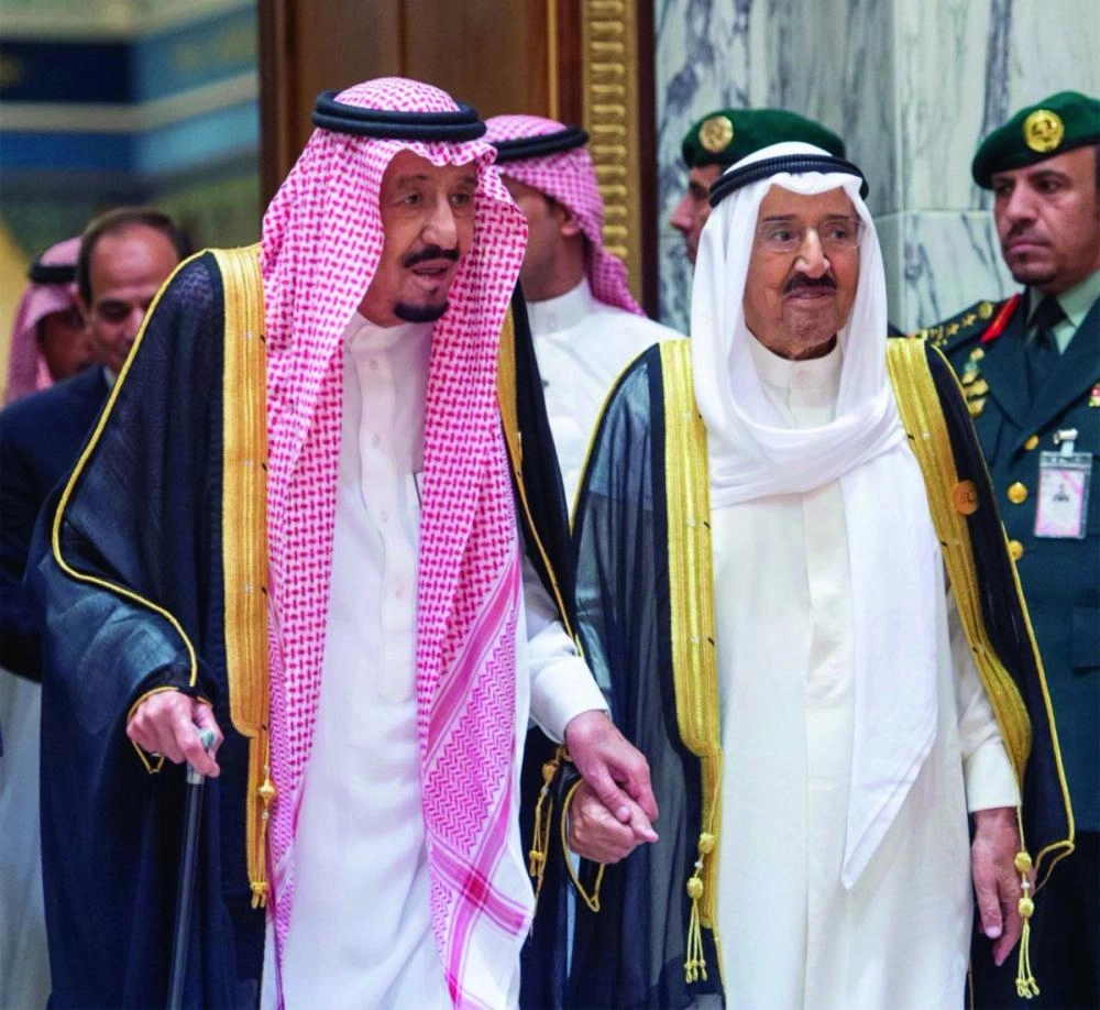 الملك سلمان والأمير محمد بن سلمان خلال استقبال الوفود