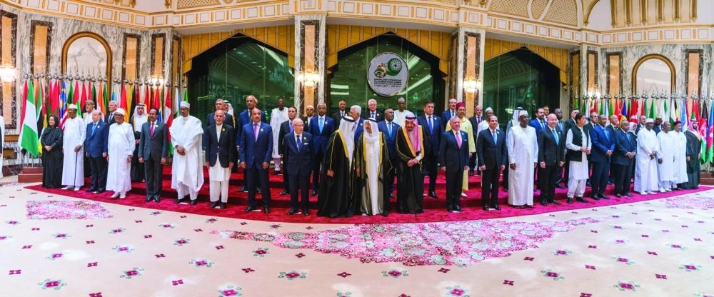 






خادم الحرمين يتوسط القادة المشاركين في القمة الإسلامية بقصر الصفا في مكة المكرمة أمس الأول                                                                                                                (واس)