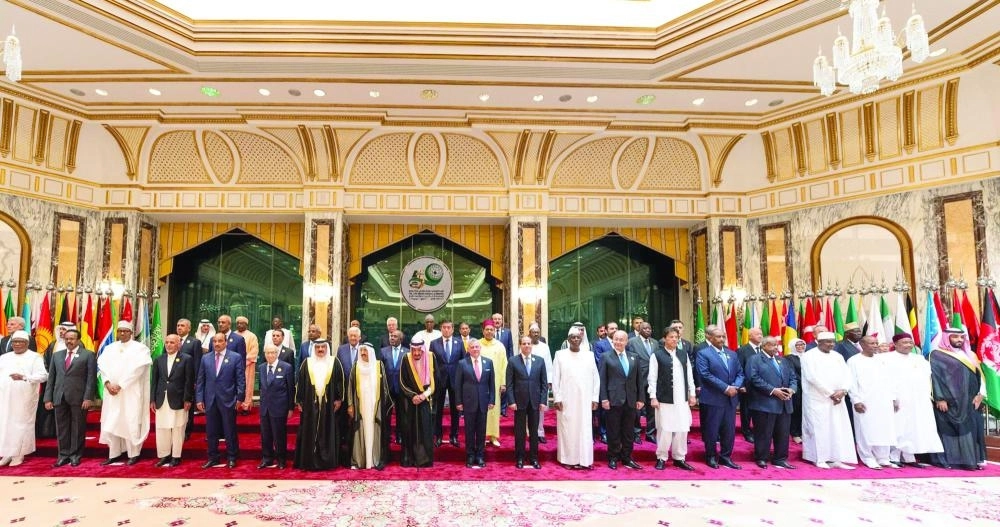 خادم الحرمين متوسطا قادة ورؤساء الوفود خلال القمة الإسلامية في مكة (واس)