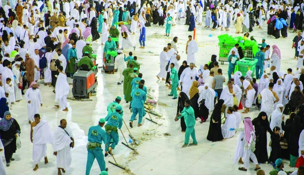 






من تنظيف صحن المطاف بالمسجد الحرام                       (واس)