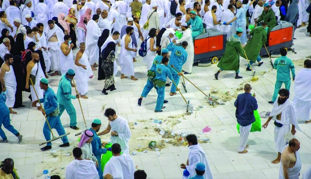 من تنظيف صحن المطاف بالمسجد الحرام (واس)