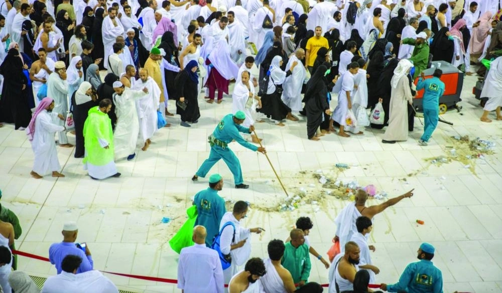 من تنظيف صحن المطاف بالمسجد الحرام (واس)