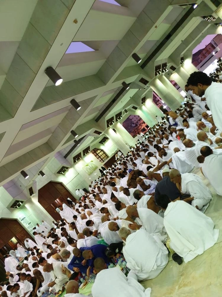 معتمرون خلال تناولهم وجبة الإفطار بمسجد التنعيم (مكة)