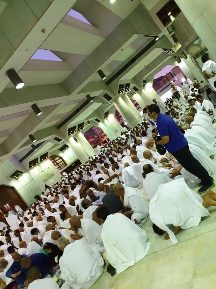 معتمرون لحظة الإفطار بمسجد التنعيم
