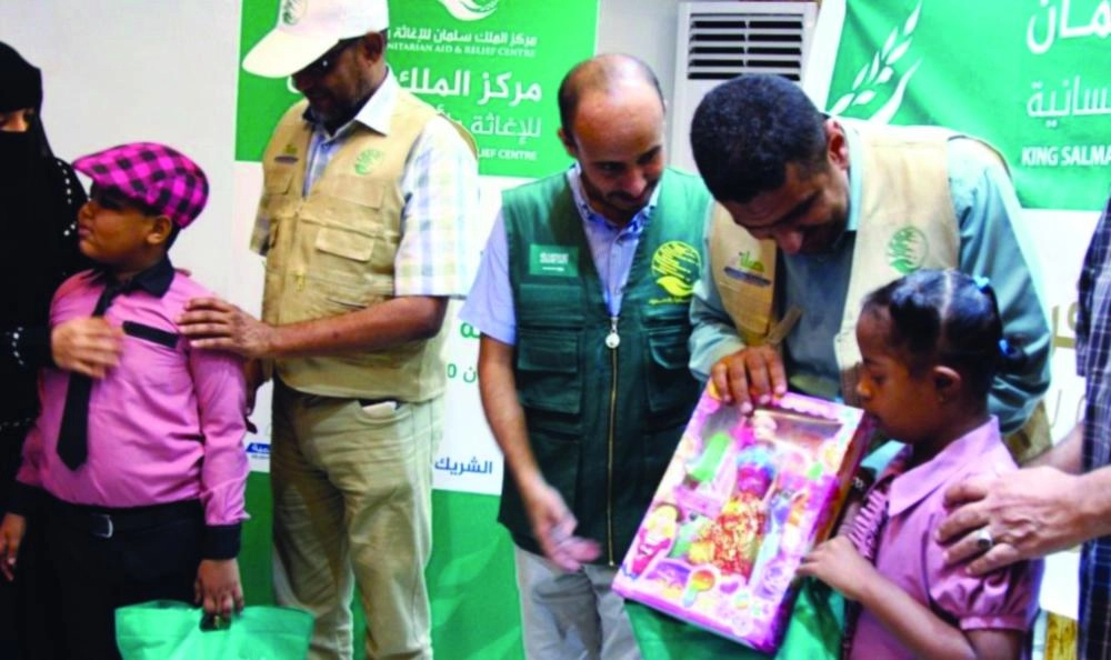 






فريق مركز الملك سلمان يوزع هدايا العيد               (واس)