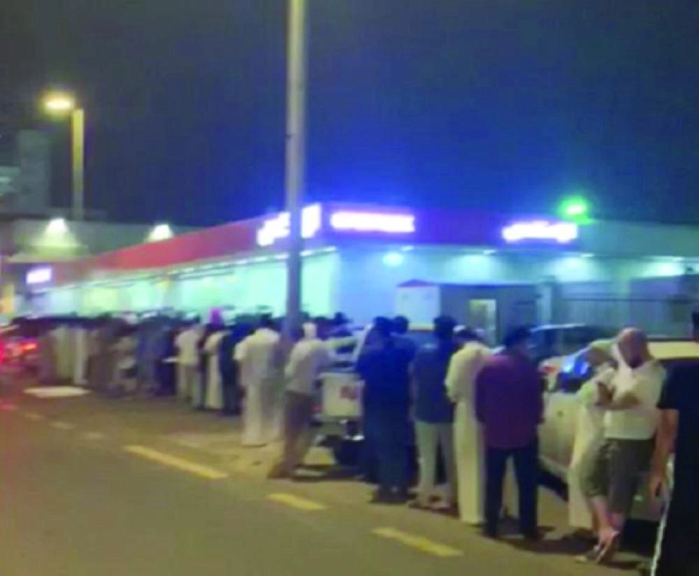 طوابير  تنتظر دورها في الحصول على البضائع التي اشترتها  (فيديو متداول)