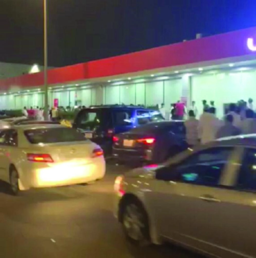 تزاحم للناس والمركبات أمام أحد فروع شركة شحن  (فيديو متداول)