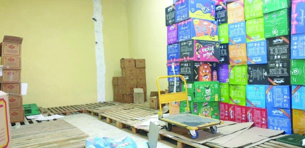 حلويات منتهية الصلاحية داخل المستودع   (مكة)