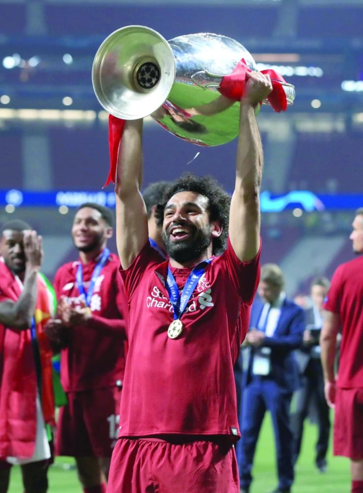 صلاح يحمل دوري الأبطال (د ب أ)