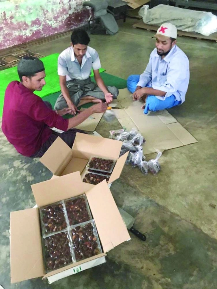 من توزيع التمور الفاخرة ( واس)