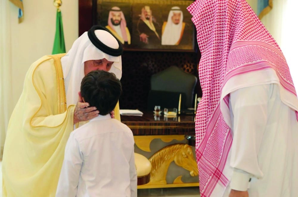 خالد الفيصل لدى استقباله عبدالرحمن الشهري (مكة)