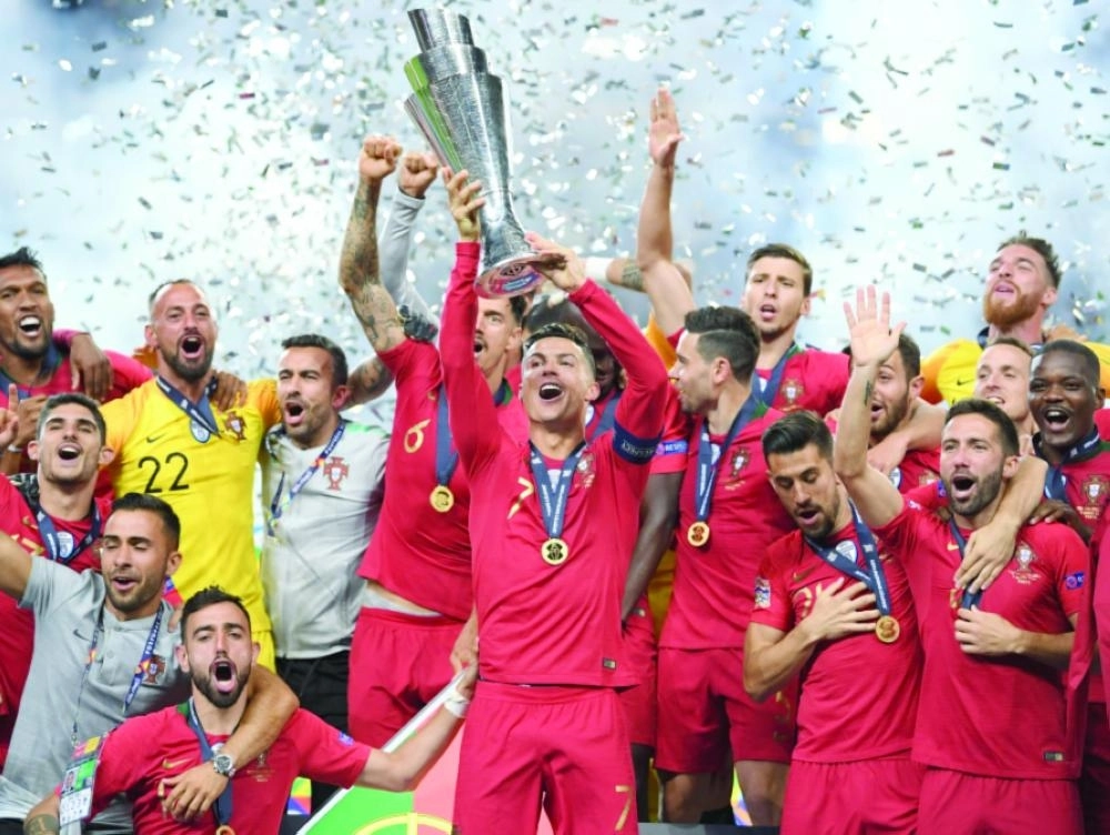 البرتغال ترفع كأس أمم أوروبا (د ب أ)