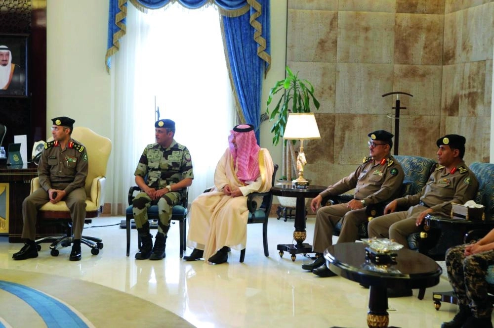 خالد الفيصل لدى استقباله أعضاء اللجنة الأمنية في قمم مكة الأخيرة (مكة)