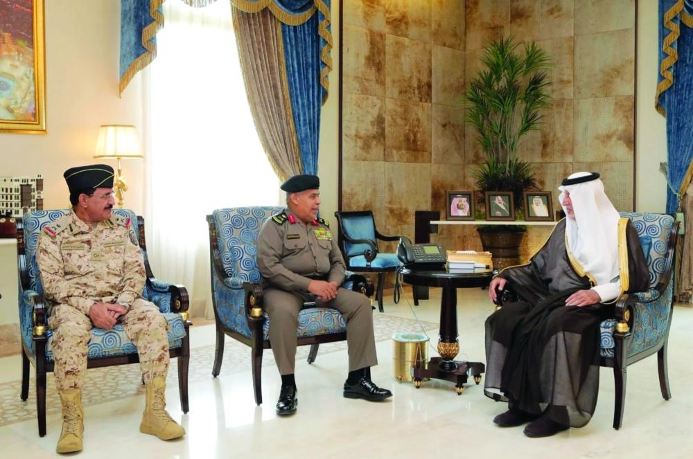 






خالد الفيصل لدى استقباله أعضاء اللجنة الأمنية في قمم مكة الأخيرة             (مكة) 