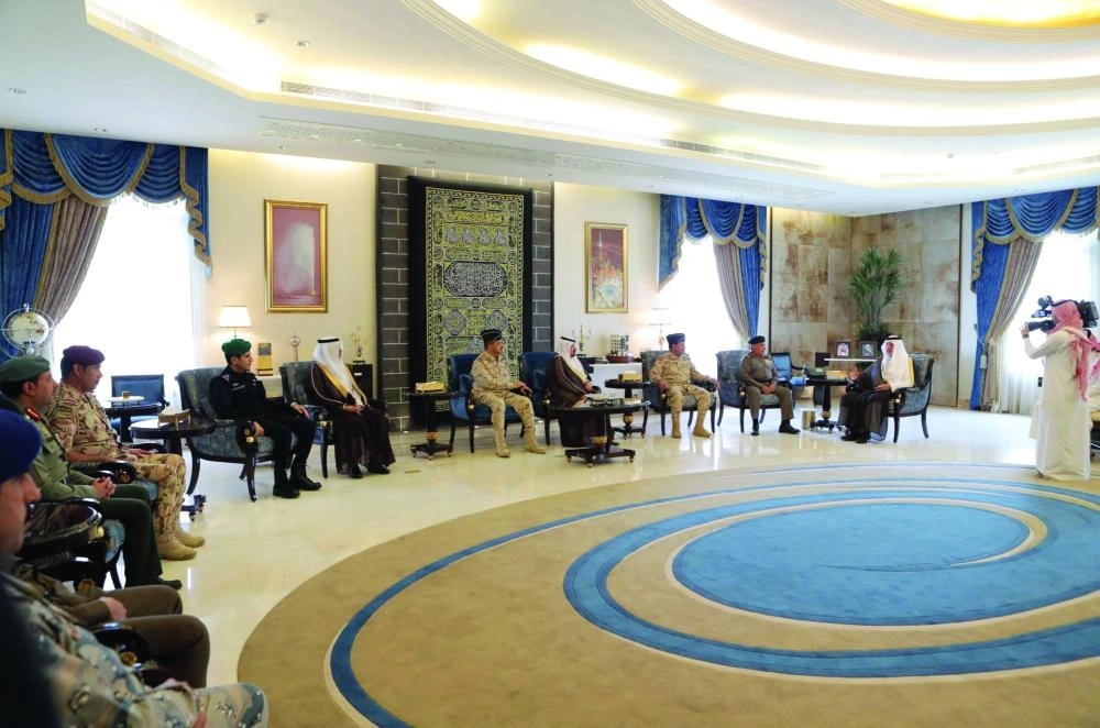 خالد الفيصل لدى استقباله أعضاء اللجنة الأمنية في قمم مكة الأخيرة (مكة) 