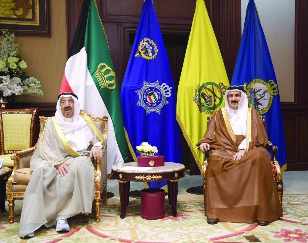 الشيخ صباح الصباح خلال استقباله منصور بن متعب (واس)