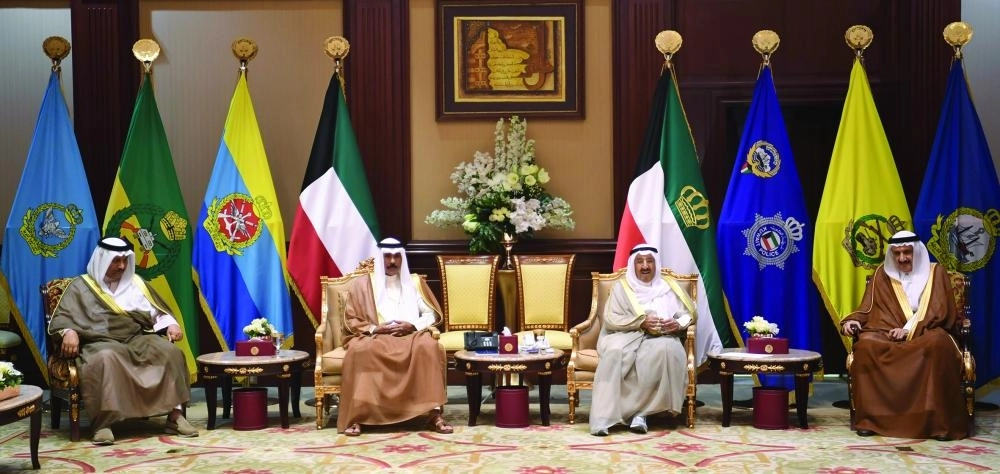 






الشيخ صباح الصباح خلال استقباله منصور بن متعب                                                                           (واس)