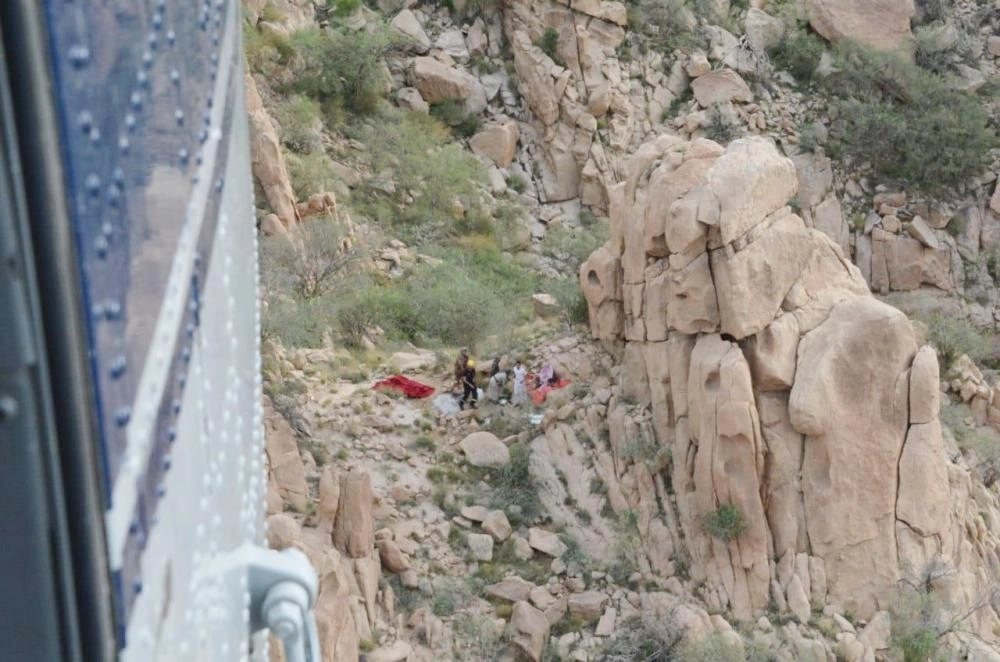 






فرق طيران الأمن خلال عملية الإنقاذ                                                          (مكة)