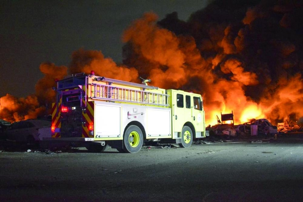 






فرق الدفاع المدني خلال إطفاء الحريق