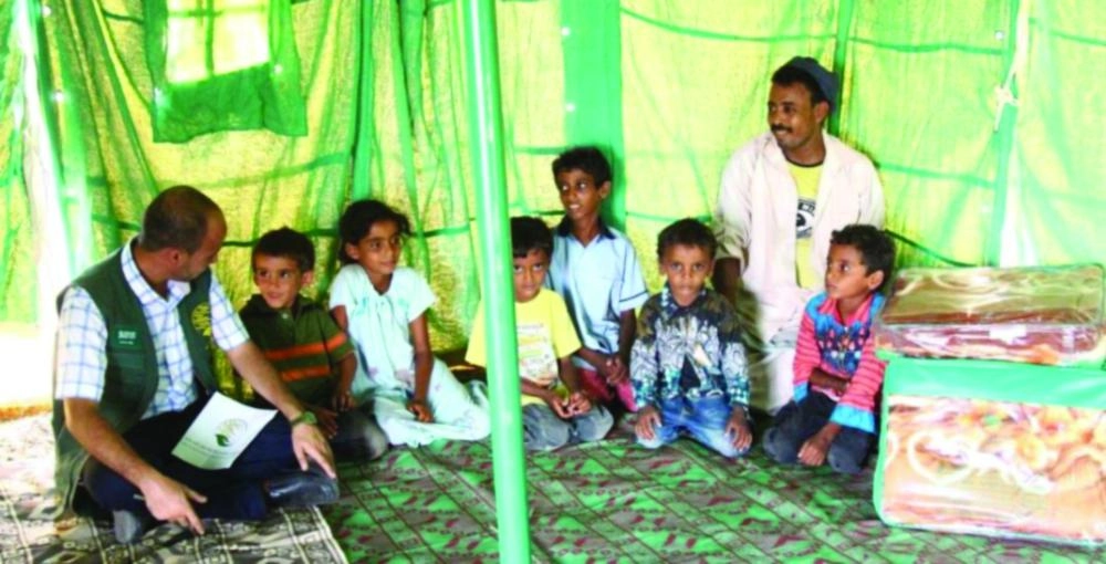 مركز الملك سلمان يوزع مواد إيوائية بعدن (واس)