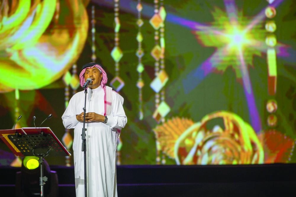 محمد عبده مؤديا إحدى أغانيه في موسم جدة (ياسر بخش)