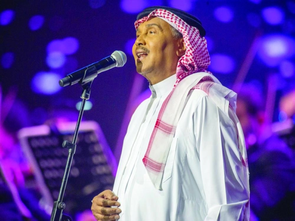 محمد عبده مؤديا إحدى أغانيه في موسم جدة             (ياسر بخش)