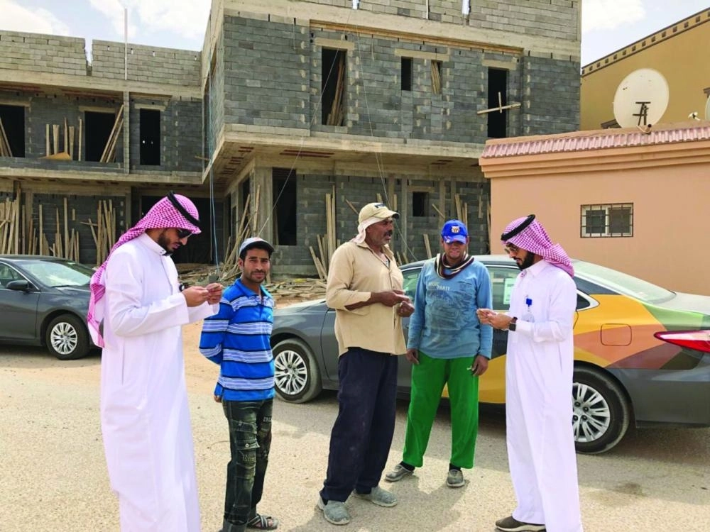 






مفتشو «العمل» في جولة سابقة لمتابعة قرار العمل تحت الشمس                                   (وزارة العمل)