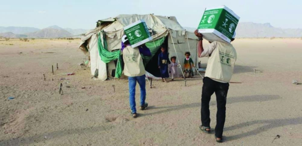 متضررون من السيول في الجوف اليمنية يتسلمون سلالا غذائية من مركز الملك سلمان للإغاثة                                                          (مكة)