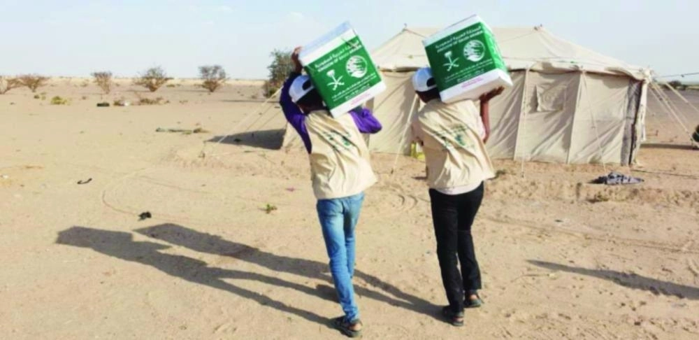 متضررون من السيول في الجوف اليمنية يتسلمون سلالا غذائية من مركز الملك سلمان للإغاثة                                                          (مكة)