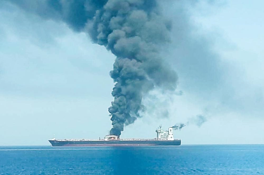 






الدخان يتصاعد من ناقلة النفط النرويجية                                                         (مكة)