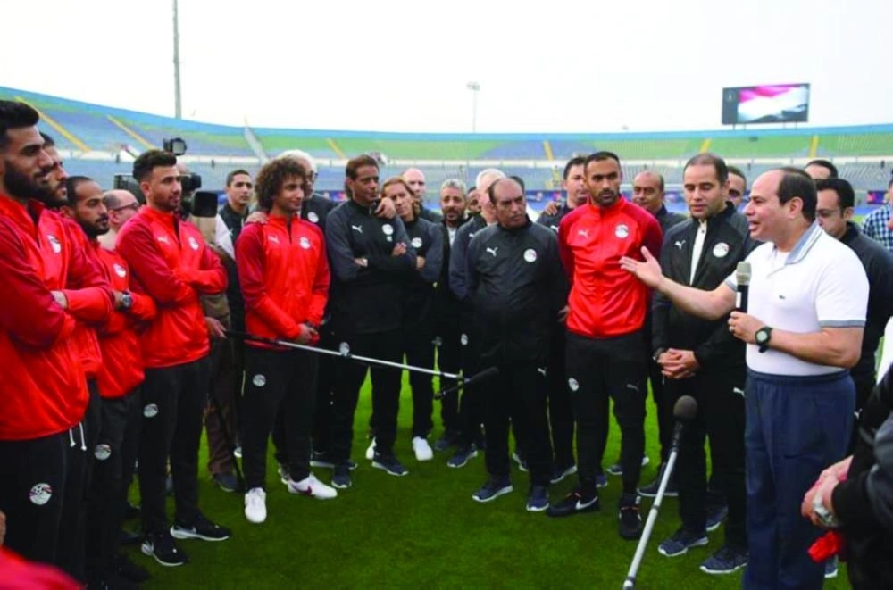 السيسي يتحدث للاعبين (وكالة أنباء الشرق الأوسط)