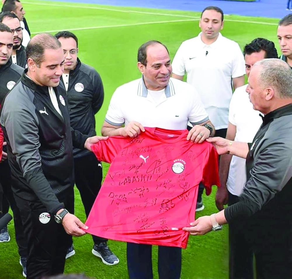 






اللاعبون يهدون الرئيس تيشرت المنتخب     (مكة)