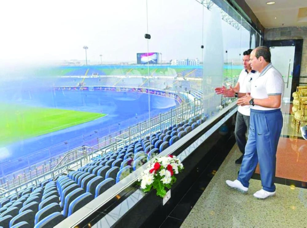 السيسي يطلع على ملعب الافتتاح (وكالة أنباء الشرق الأوسط)