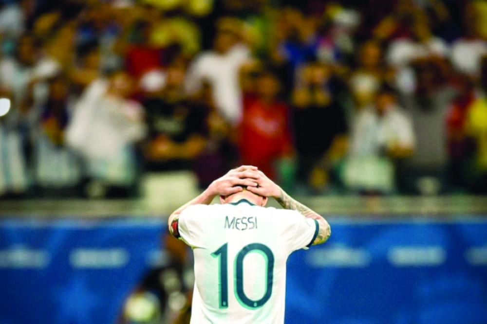 



ميسي متأثرا