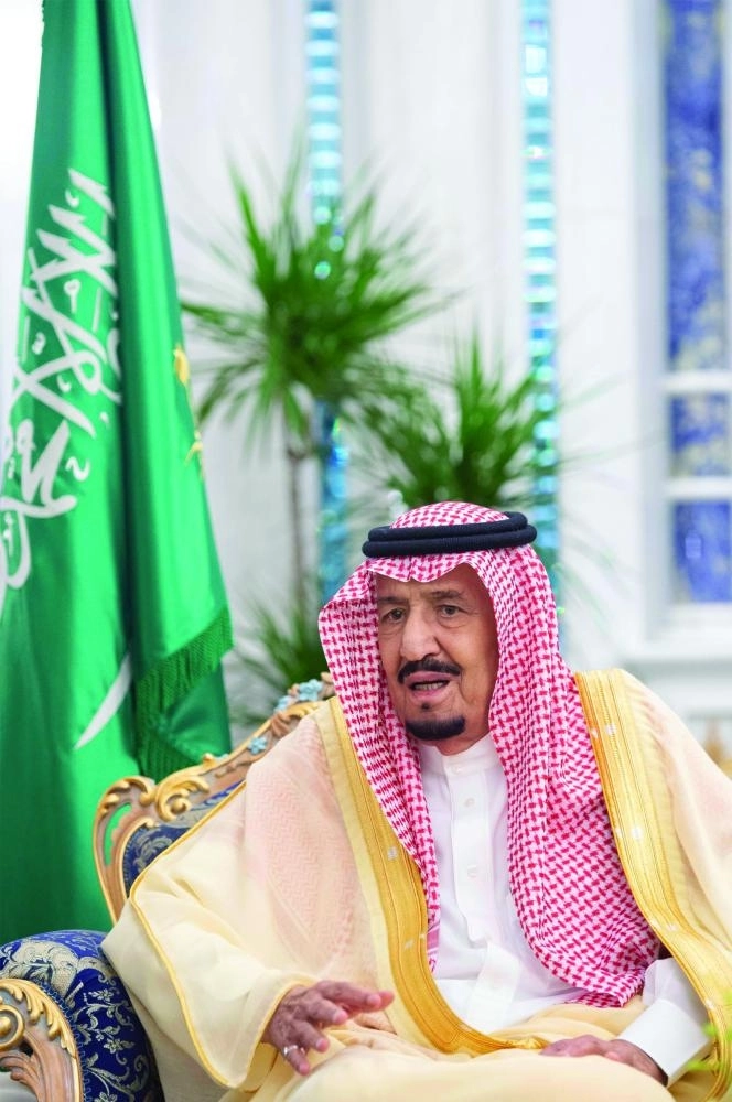 خادم الحرمين خلال استقباله السفراء بقصر السلام في جدة