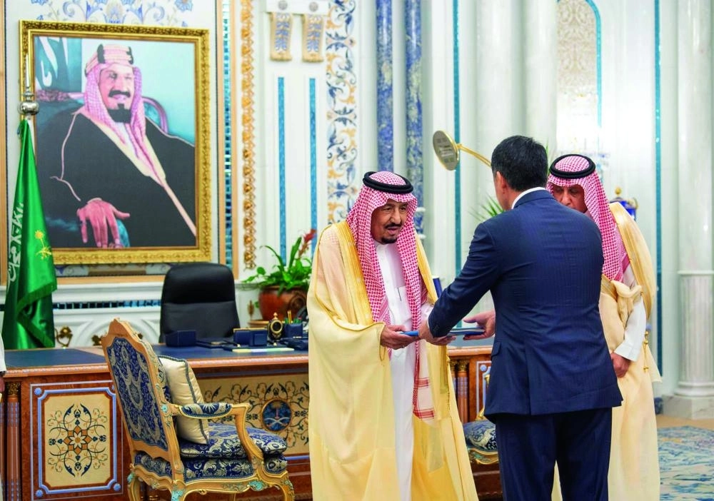 خادم الحرمين خلال تسلم أوراق اعتماد السفراء (واس)